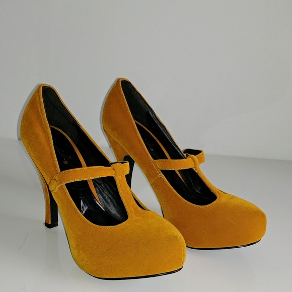 Qupid Shoes - Vintage qupid gold felt heels sz 6.5